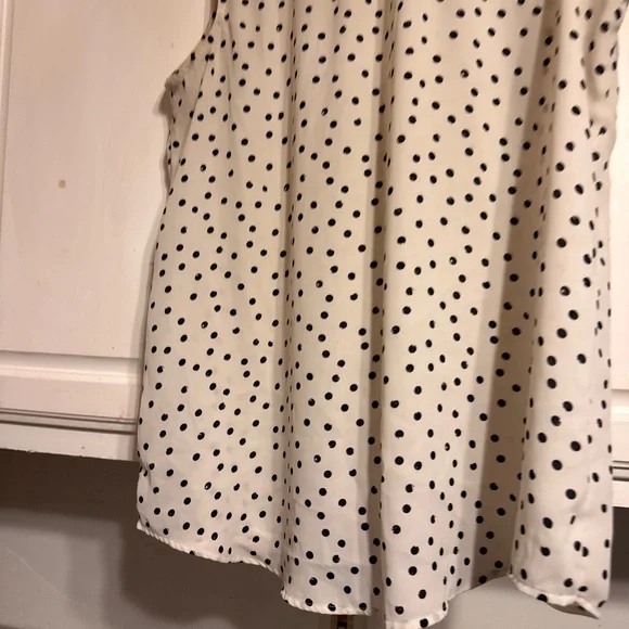 Polka Dot Sleeveless Blouse - Picture 4 of 7